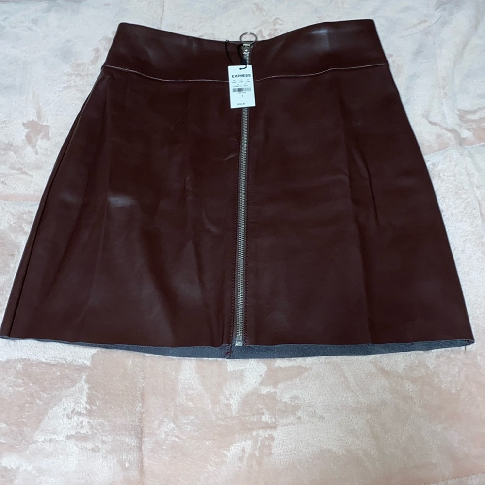 EXPRESS VEGAN LEATHER ZIP FRONT MINI SKIRT
NWT CHOCOLATE BROWN/BURGANDY COLOR